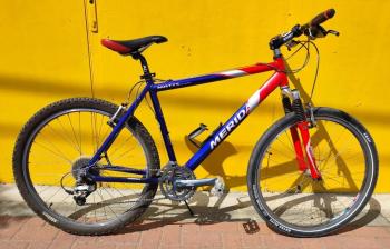 Használt 26&quot;-os Merida Matts Millenium MTB kerékpár, piros-kék-szürke Kép