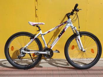 Használt 26"-os KTM Penny Lane alu MTB kerékpár, fehér-padlizsán Kép