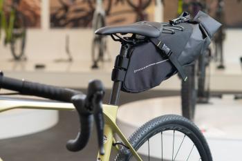 BFSB04 Gravel/bikepacking nyeregtáska, 13l, fekete 2.Kép