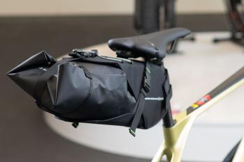 BFSB04 Gravel/bikepacking nyeregtáska, 13l, fekete 3.Kép