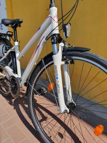 Használt 28"-os Neuzer Firenze 100 alu női trekking kerékpár, fehér-pink 2.Kép