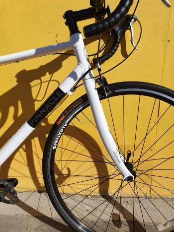 Használt 28"-os Pinnacle  Dolomite 2 országúti kerékpár, fehér 2.Kép